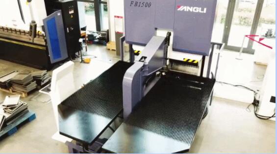 揚(yáng)力集團(tuán)多臺(tái)FB數(shù)控多邊折邊中心交付客戶！